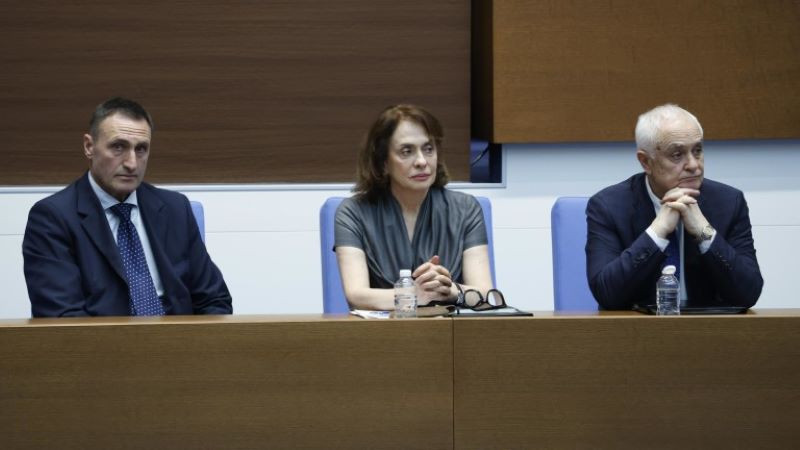 Гюров да обясни за US самолетите, а не да разцъква футбол с Бербатов, ядосаха се депутатите